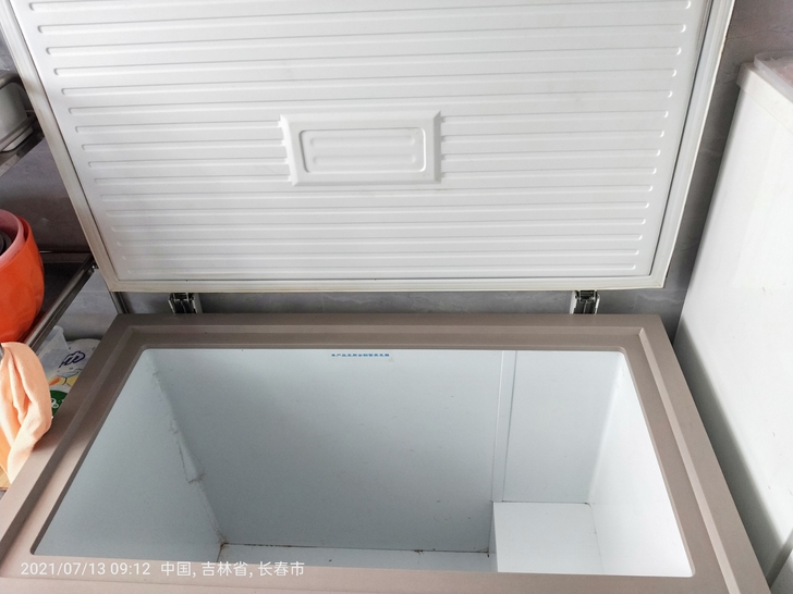 美菱冷柜233立升，内胆预涂渗锌钢板，大约...