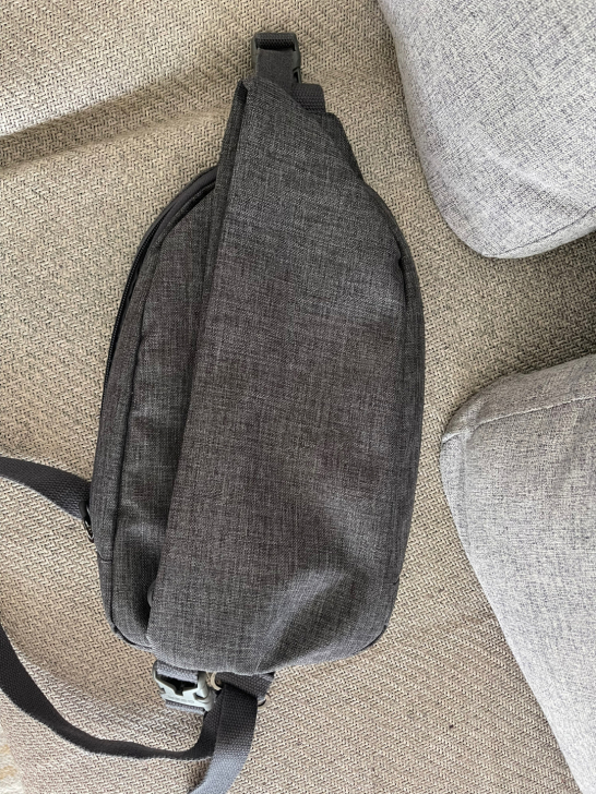 YESO腰包，平时背书包，用的少，8成新，...