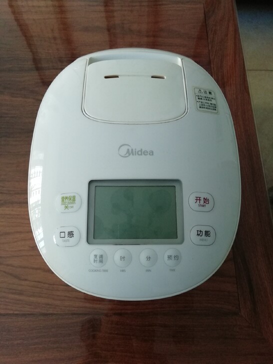 美的智能预约电饭煲。用了不到一年,孩子给换...