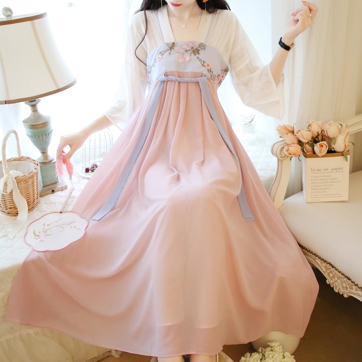 去年7月买的汉服，当时买到就有点小，L码的...