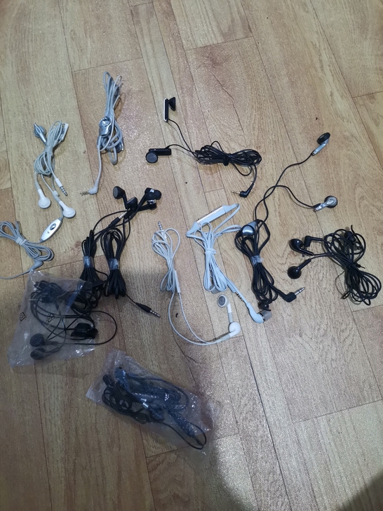 诺基亚原装立体声耳机全新，三星原装耳机全新...