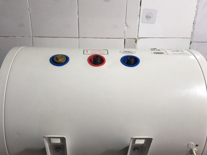8成新青岛澳柯玛热水器，配件齐全40升，适...