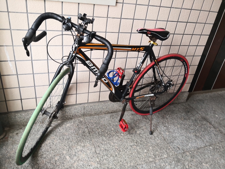 公路赛车，轮胎换新的后没骑30公里，起它轴...