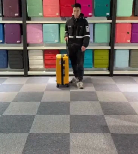 新秀丽源头工厂直销，银座旅行箱99顺丰包邮...