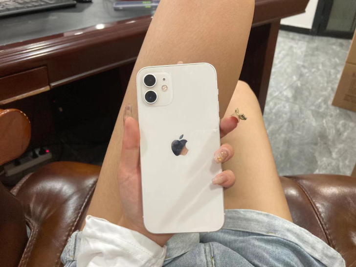 女生闲置手机 iphone 12 128g...