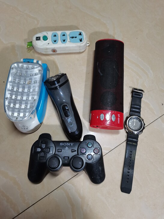 电子配件一堆：索尼游戏手柄SCPH-100...