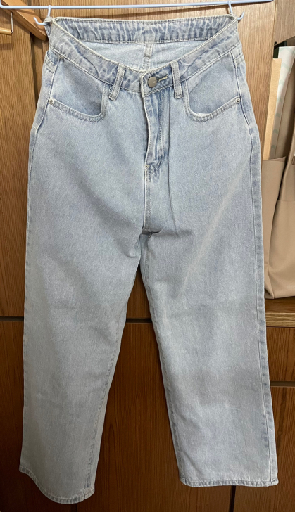 淡蓝色牛仔裤
