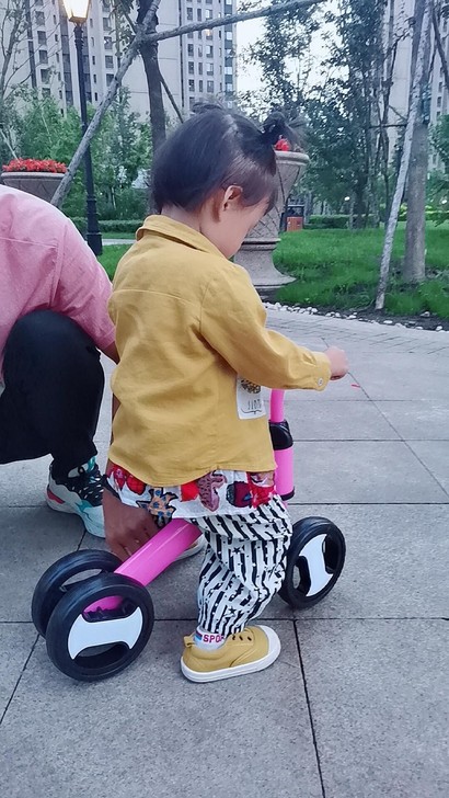 儿童四轮平衡车,儿童无脚踏学步滑步溜溜车4...