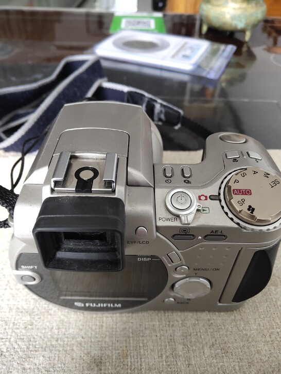 富士数码相机，电池，内存卡都在，没有充电器...