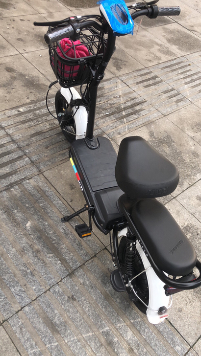 全新小刀电动车，买房中的奖品。自己上门拿。