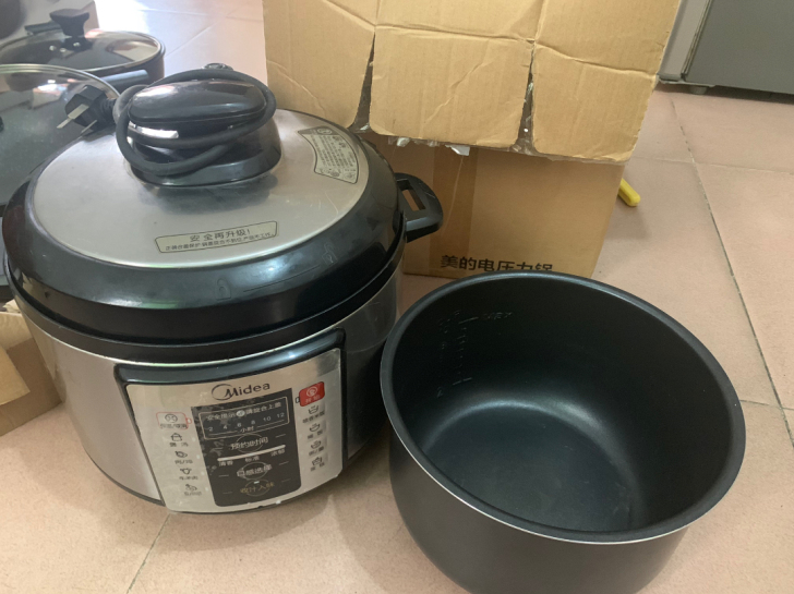 美的电压力锅，容量5L，两个内胆，功能正常...