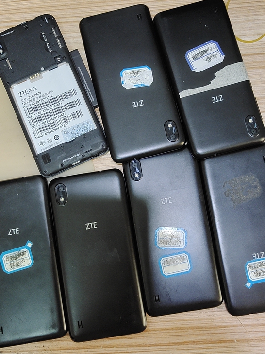 中兴606。工作室手机，2+16，有一两百...