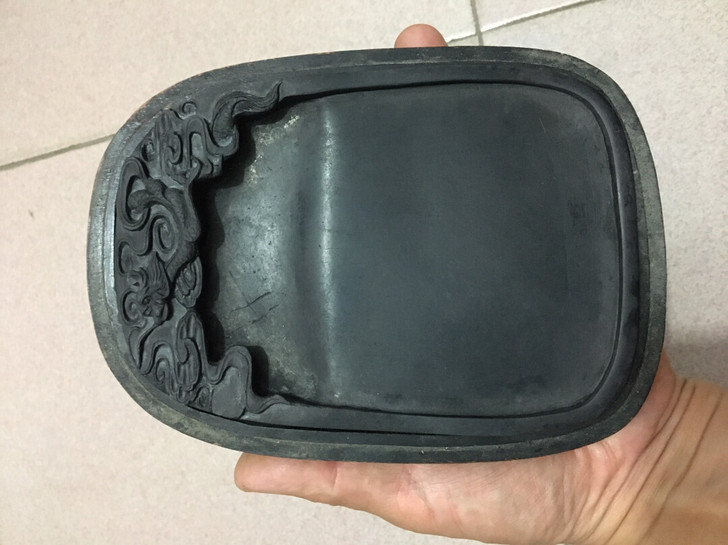 新收了一方端砚，石质细腻，坚实紧密，敲击声...