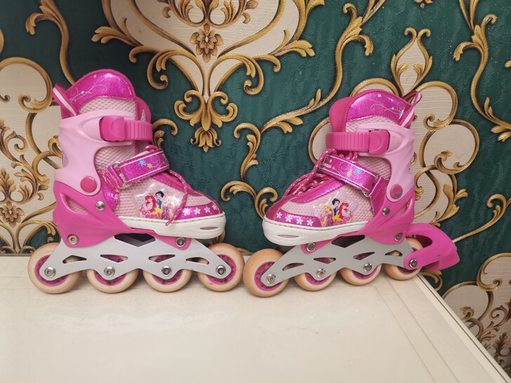 儿童轮滑,几乎全新,带全套护具。只限同城自...