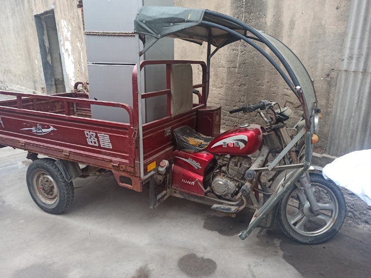 回老家了三轮摩托出售。美食街