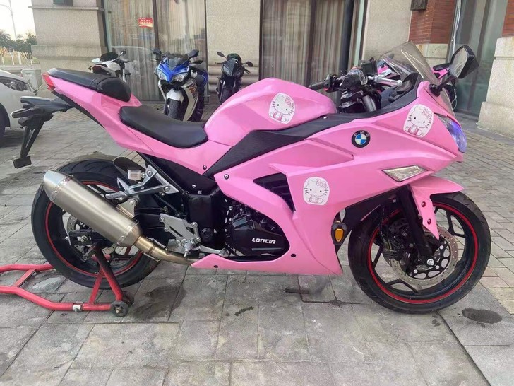 粉色。超可爱的款式，灯光也特别好看，喜欢这...