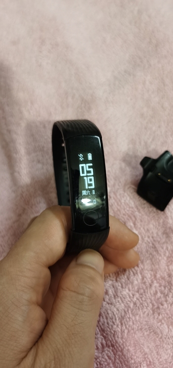 荣耀手环3，买回来戴过几次，买了好几个手环...