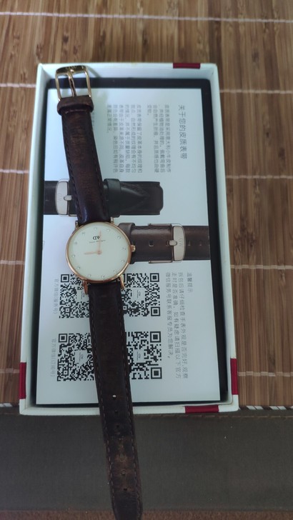 DW手表，以前买的，现在置换了，所以挥泪甩...