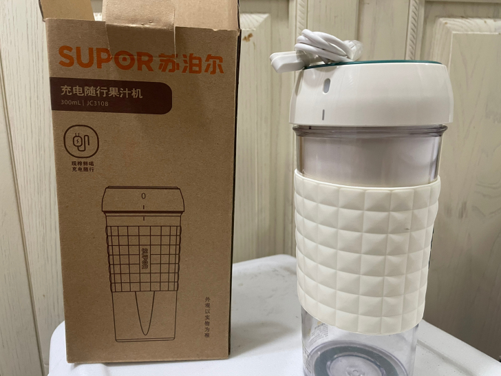 苏泊尔随行 随身榨汁机 果汁机， 客户送的...