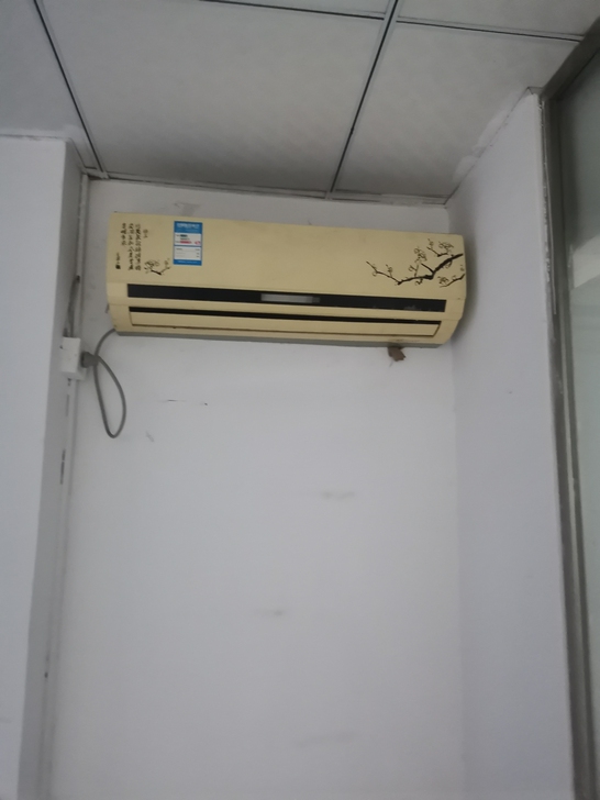 搬办公室闲置四个卡座一部空调，有需要联系