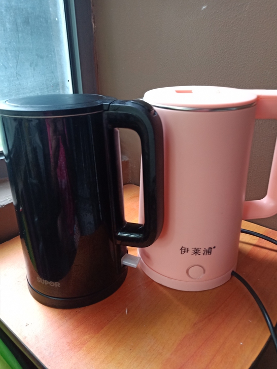 电热水壶，热水壶成色很好，八九成新，黑色是...