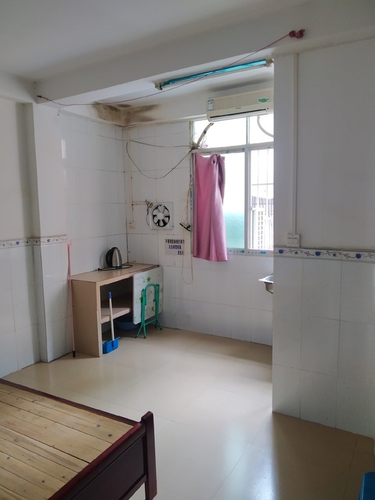 租房位于上海滩公馆对面，配有热水器，床铺，...