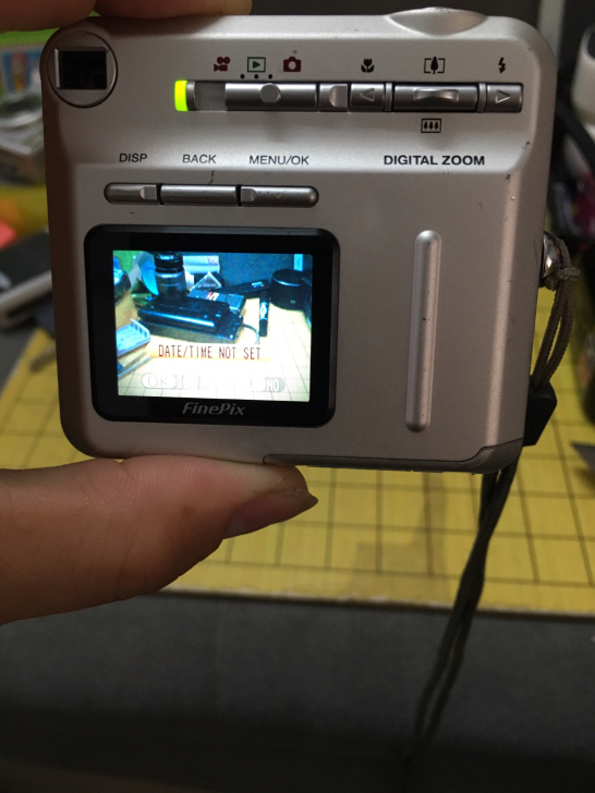 富士F402，外观成色一般，前面有一处有一...