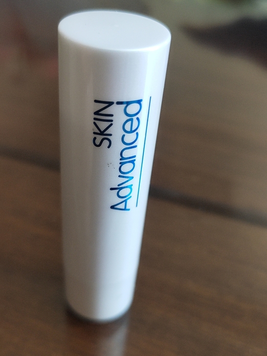 没用过的润唇膏，10元出，主要家里还好几只...