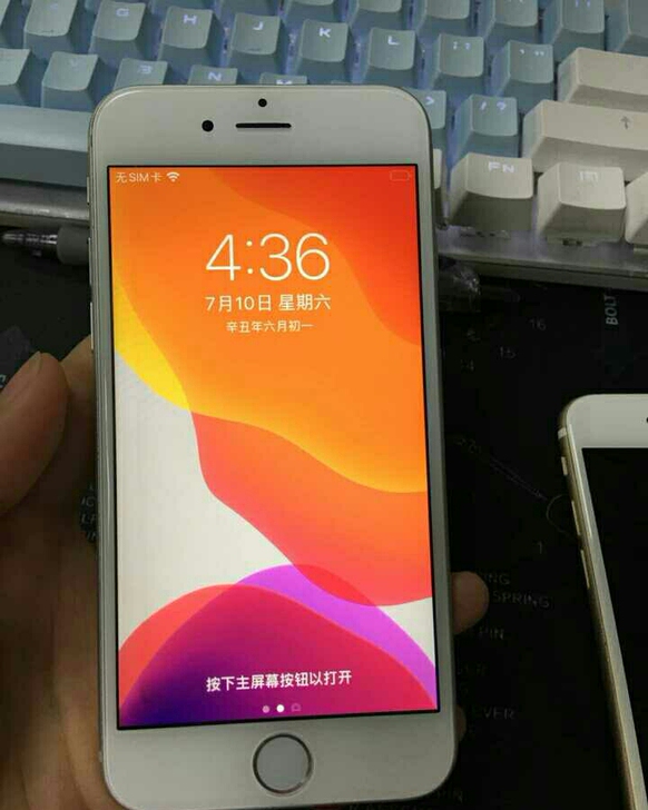 标价是苹果5s游戏机。