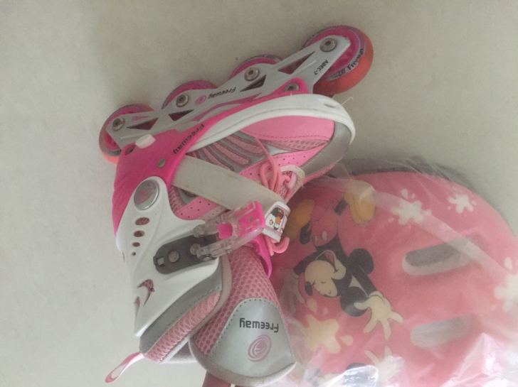 女童带闪光灯旱冰鞋尺码30-33均可穿。