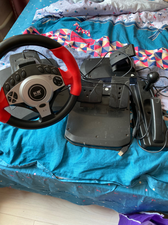 游戏方向盘，能玩啥自己查吧，我就用这个玩过...