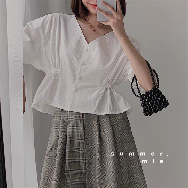 设计师款。2021夏季新款短款v领小心机衬...