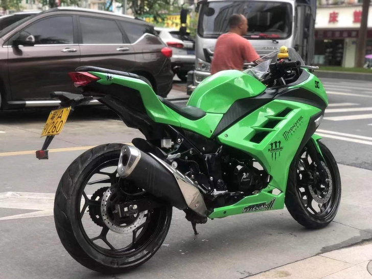 川崎小忍者机车跑车地平线。