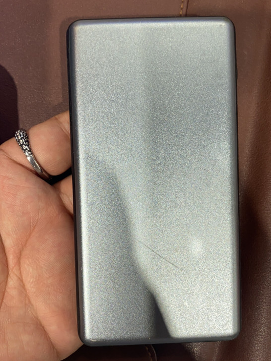 移动电源充电宝，牌子不知道，充满电正常充手...