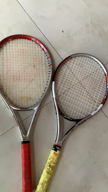 网球拍，碳铝材质，战斗成色，低价出售。单支...