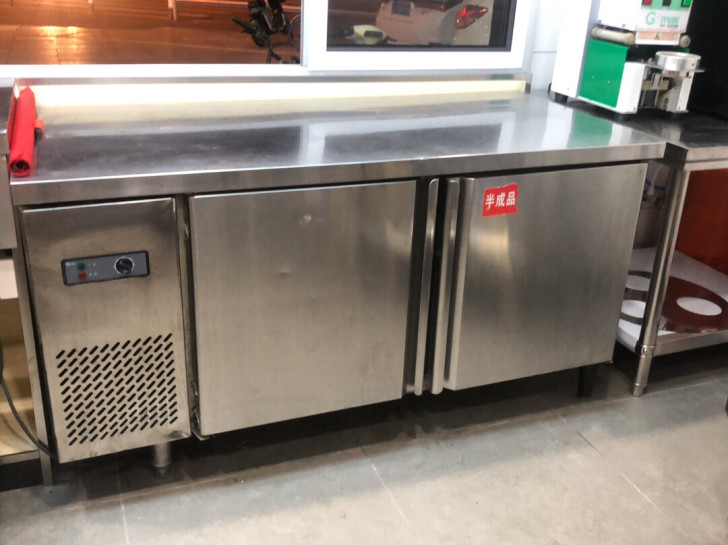 出一只操作台冰柜