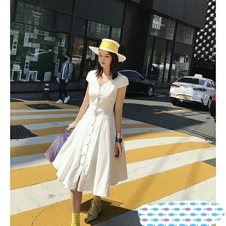 白色连衣裙,衣服全新无吊牌,未下水,仅试穿...
