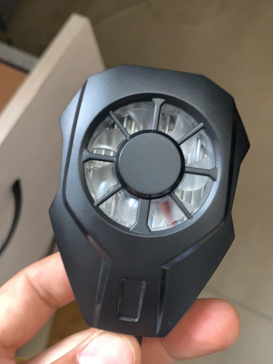 半导体手机散热器，嘎嘎凉，两个出一个，用了...