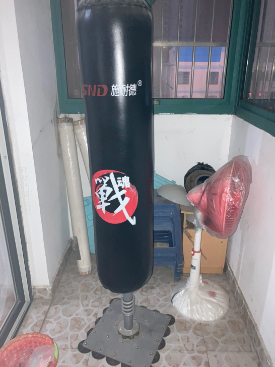 拳击立桩,配手套。出。