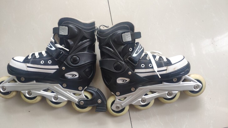 溜冰鞋,穿过一次。没有异味哈。没有磨损,放...