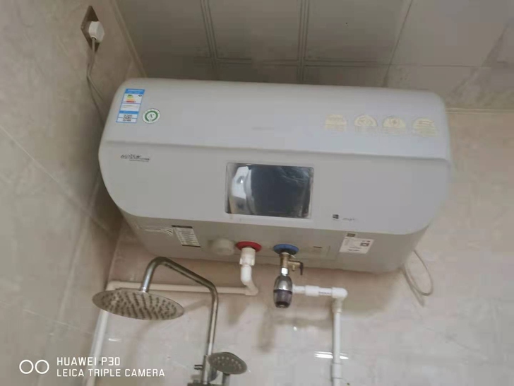 出两台电热水器，功能完好，搬家低价出，美的...