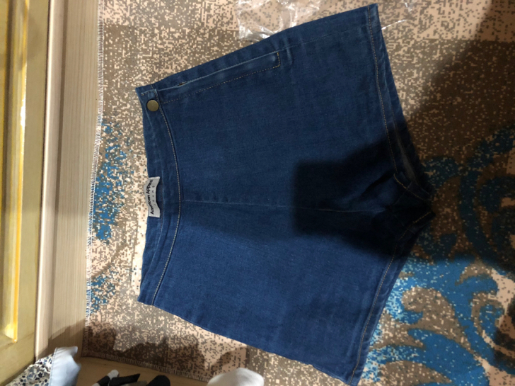 高腰短裤，穿过几次，质量好有弹性