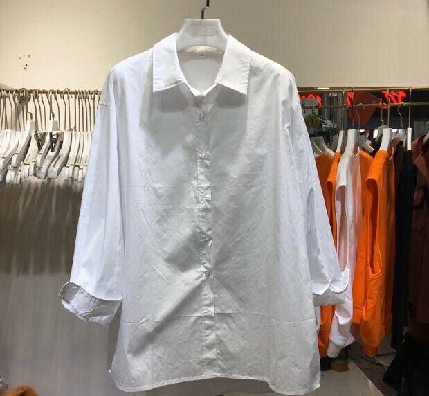 实体店买的白衬衫质量保证，干净的白色清爽随...