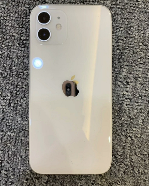个人使用iPhone  12。白色 配件齐全