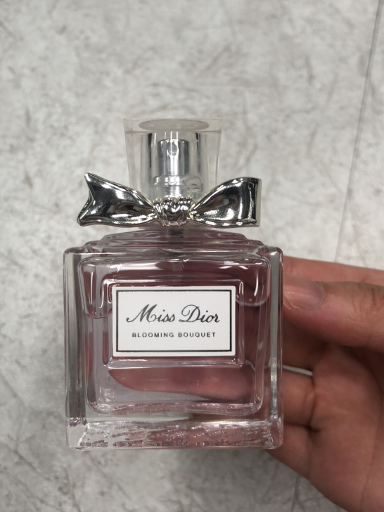 代理公司送的香水，拆开的时候摔了一下香水盖子