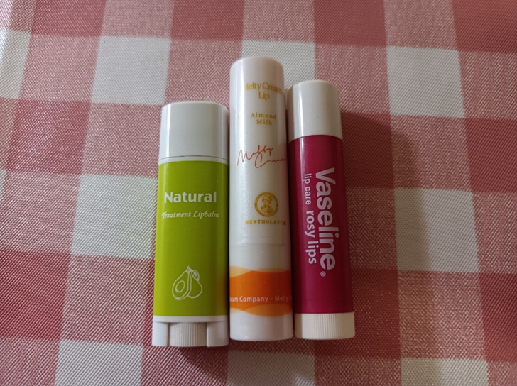 三个护唇膏，22元包邮，超级好用，护唇效果...