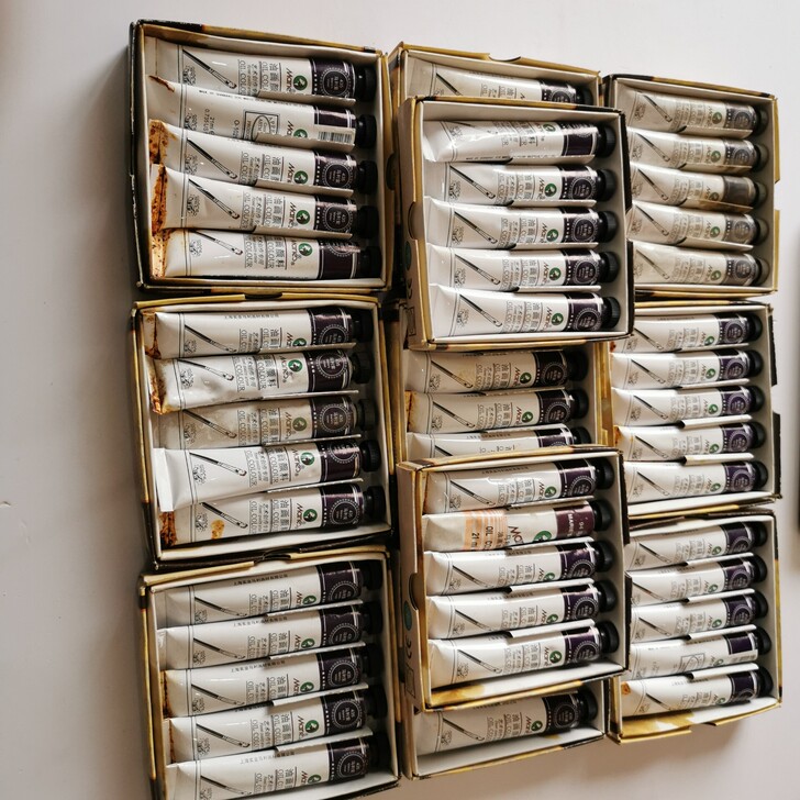 玛丽牌油画颜料紫色11盒。