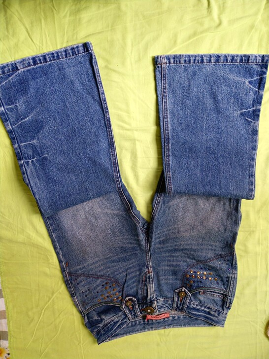 八成新品牌喇叭裤，闲置久了低价转让。