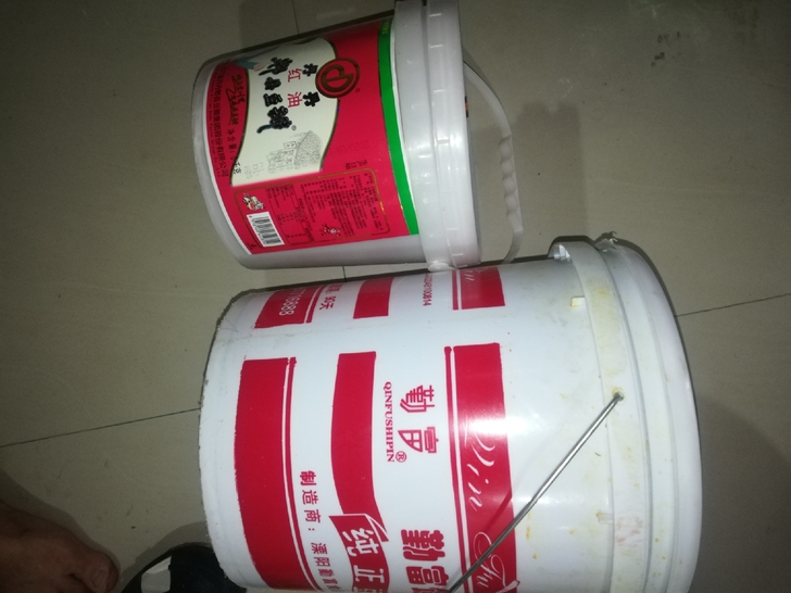 闲置食品级塑料桶处理了，特别结实，两个大的...
