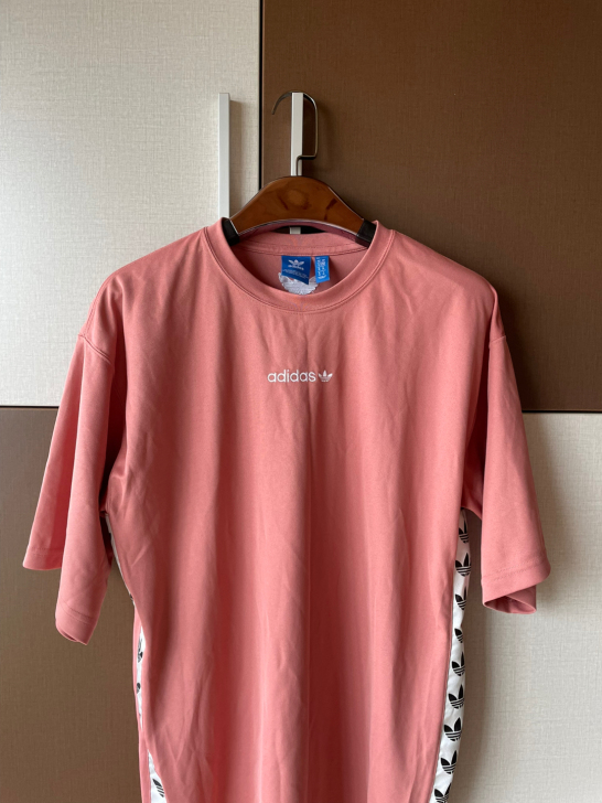 adidas粉色T恤
